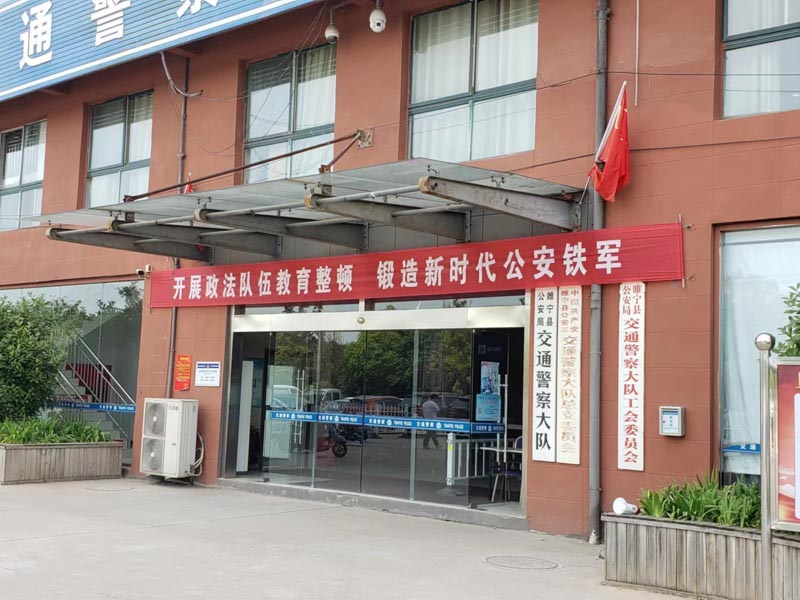 廣西一城管局長(zhǎng)進(jìn)校拒測(cè)體溫，當(dāng)場(chǎng)強(qiáng)拆校門 深圳職務(wù)犯罪律師：法盲